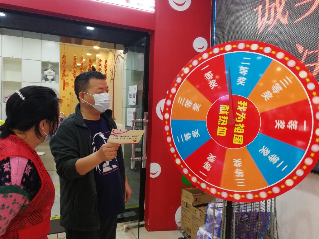 引导过往市民和献血者参与有奖问答活动 (3)