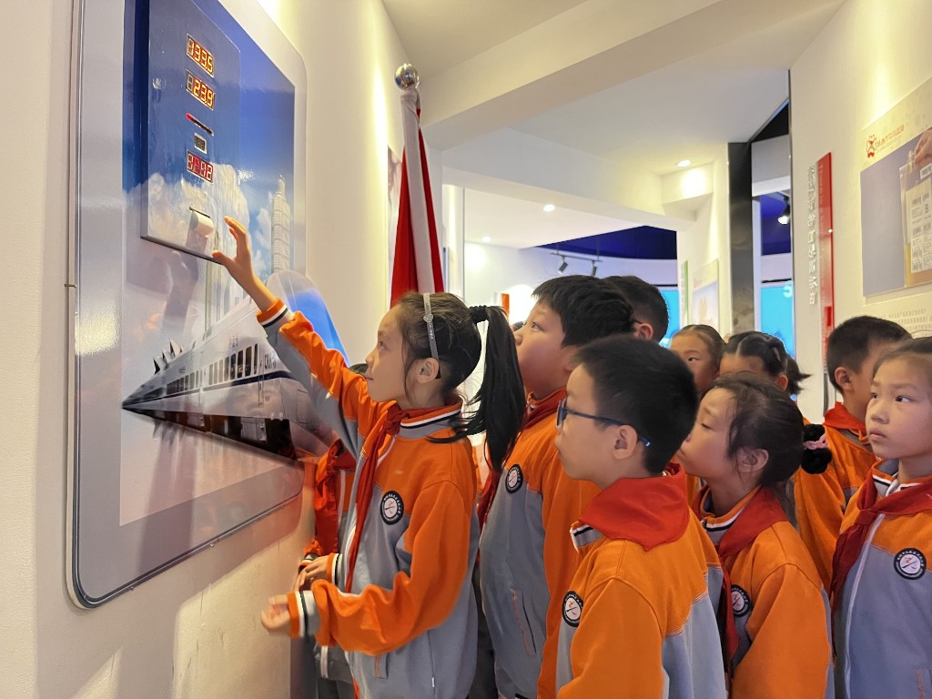 参观科普展室 (1)